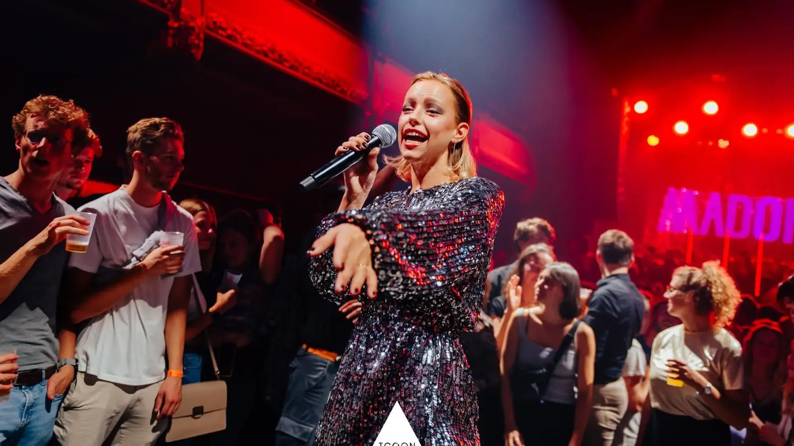 Marlies zingt live tijdens een event