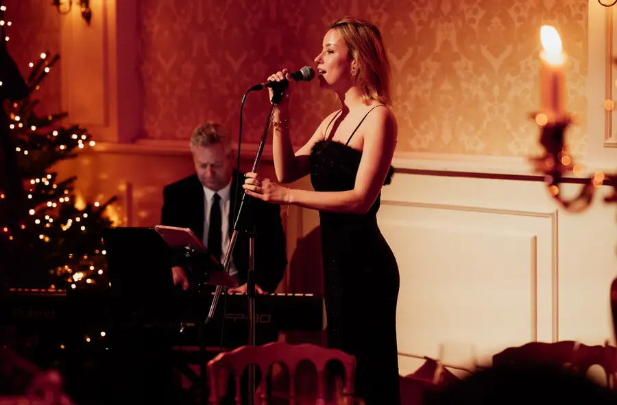 Marlies zingt live met pianist
